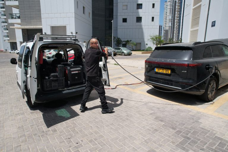 קובי מחבר ציוד טעינת חירום לרכב חשמלי בשטח